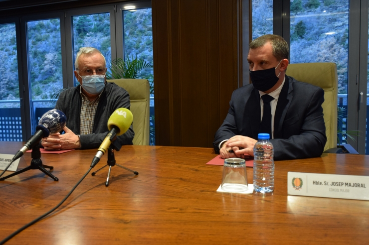 El president de la Cambra de Comerç, Indústria i Serveis, Miquel Armengol, i el cònsol major de Sant Julià de Lòria, Josep Majoral, durant la presentació de l'acord.
 